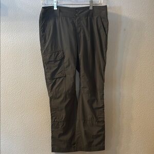 Like new Columbia omni shade sun protection cargo pants size 6